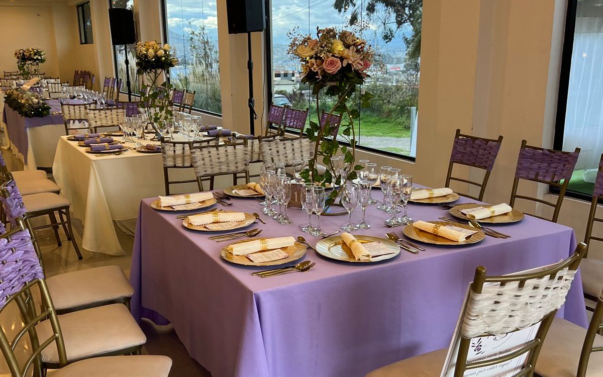 Mesas preparadas para evento en El Resbalón